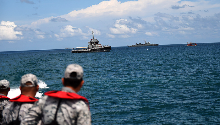 普吉岛翻船已致41名中国游客遇难 家属到达医院辨认遗体