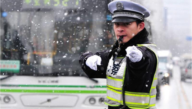 小小的执勤点，“上海最帅交警”  见证特大城市交通“绣花式”精细管理之路