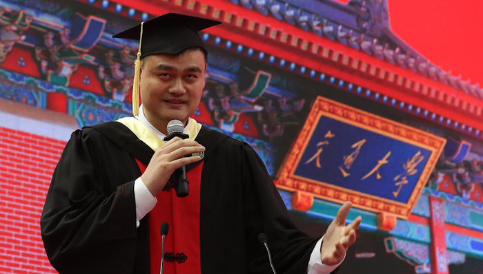 【体育晚报】入学七年姚明从交大毕业 太阳队顶薪续约布克