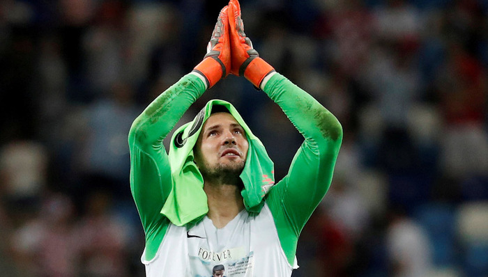 当克罗地亚帅气门将脱下球衣后，全世界都为之动容……