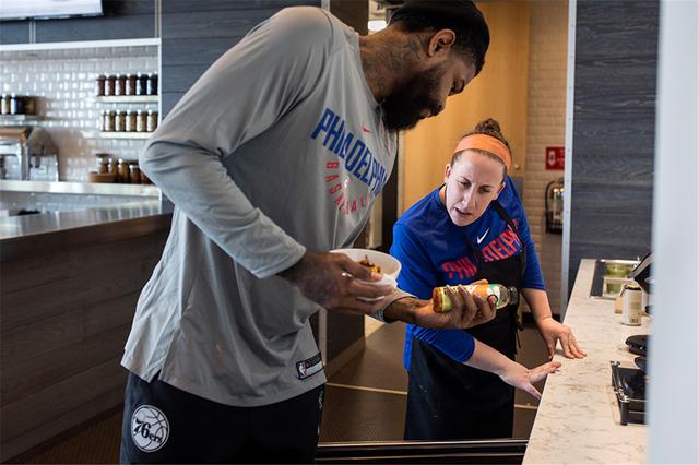 阿米尔-约翰逊正在向副主厨Ilissa Shapiro咨询早餐喝什么饮料。