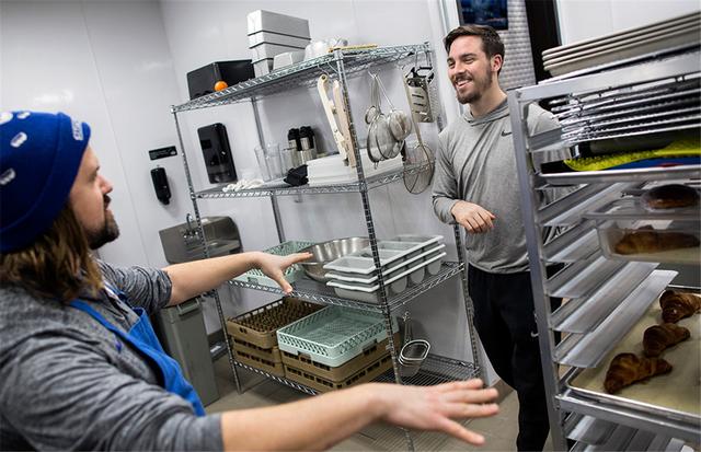 早餐之后，TJ-麦康奈尔和主厨Rob Marzinsky交流。