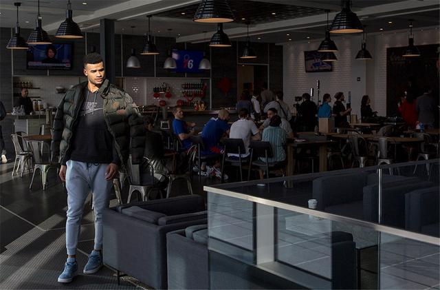 午餐之后蒂莫泰-卢瓦乌-卡巴罗离开餐厅。