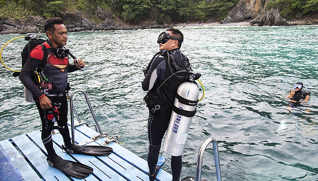 【界面晚报】泰国沉船事故仍有5人生死不明 标价5万的天价高考志愿咨询是门好生意吗？