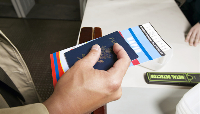 Dailymail,澳洲移民,托儿,海关人员,登机,被抓,抚养费,长按,每日邮报