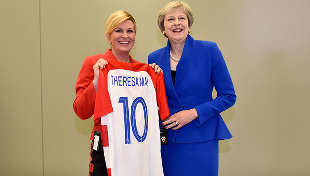 【天下奇闻】克罗地亚网红总统赛前送梅姨球衣 冰岛渔民捕杀稀有蓝鲸销往日本