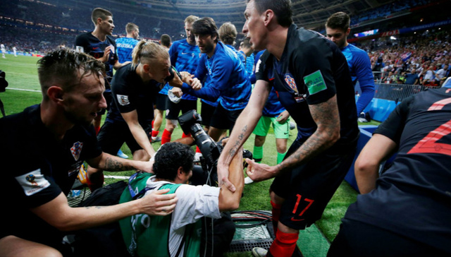 克罗地亚绝杀庆祝却“伤”了场边摄影师 但他拍下了最触动人心的画面