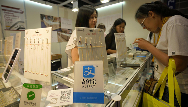 【财经24小时】国务院收紧轨交建设申报条件 央行整治拒收现金现象