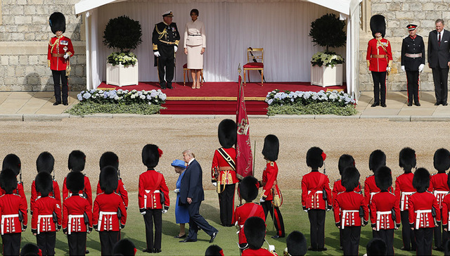 英国女王与特朗普阅兵 后者意外“挡道”