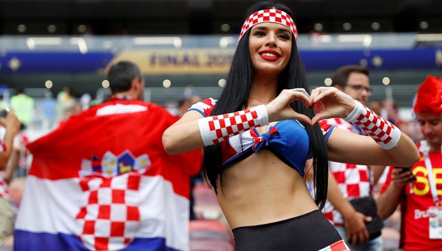 【天下奇闻】FIFA禁止直播聚焦性感女观众 马斯克营救遭批作秀后怒怼：那人恋童癖