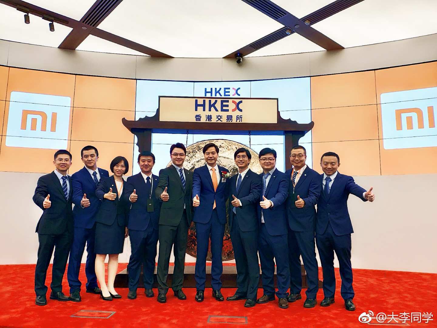 上市当天雷军和创始团队合照