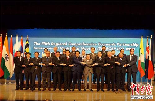 参加RCEP第5次部长级会议的代表们合影