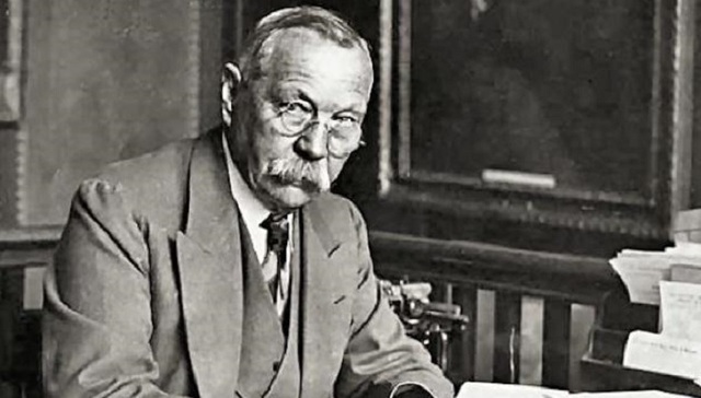 现实中真正的神探不是福尔摩斯 而是柯南·道尔本人