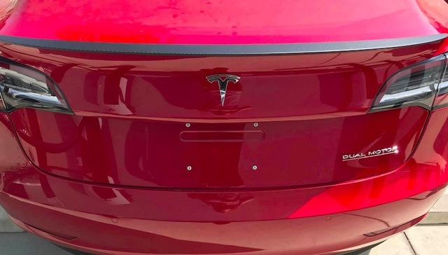 特斯拉为Model 3高性能版加装了扰流板和特殊标识