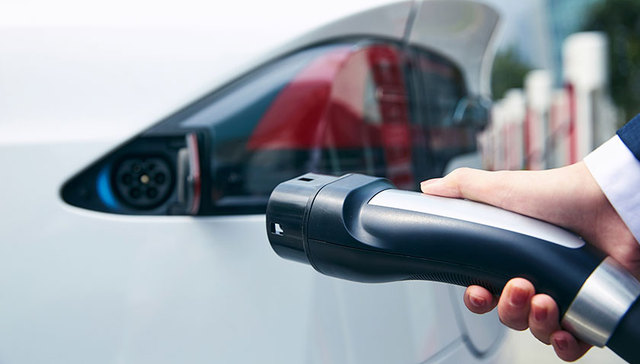 补贴退坡引发“蝴蝶效应”超半数新能源汽车企业半年报预亏