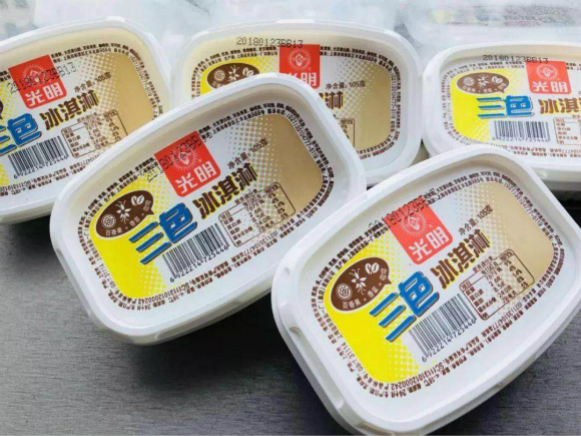 光明今年推出的新三色杯冰淇淋。