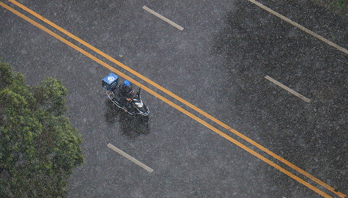 【特写】外卖穿过成都暴雨夜