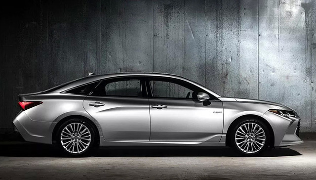 丰田皇冠停产了不留遗憾？ 继任者正在路上