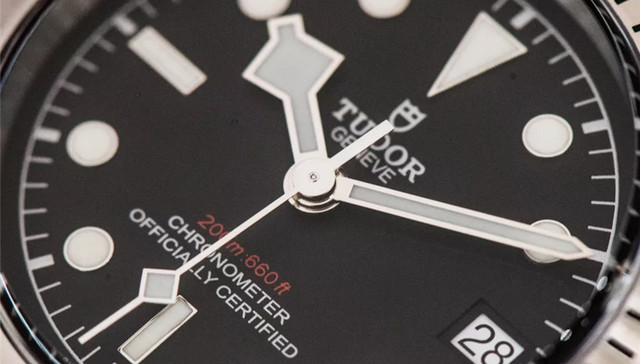 今年大热的红蓝圈，选劳力士还是帝舵？