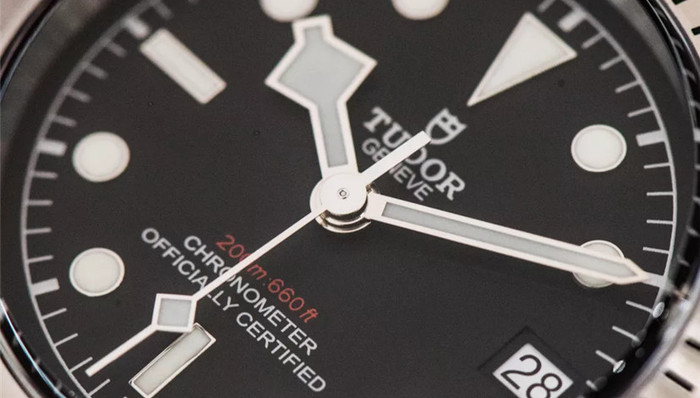 今年大热的红蓝圈，选劳力士还是帝舵？