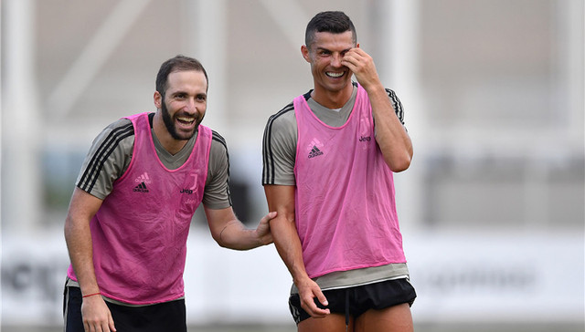 【体育晚报】伊瓜因加盟AC米兰 10岁神童打破菲尔普斯尘封纪录