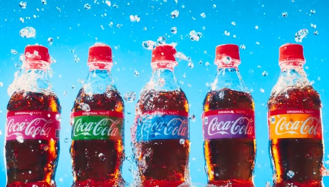 在日本 可口可乐瓶身变“彩”了