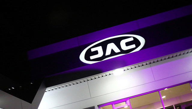 江淮汽车,汽车销量,新能源汽车,业绩预告,汽车销售,上市公司,腰斩,净利润,产能,救命稻草