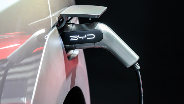 比亚迪拖欠11亿广告费背后：还不清的高利贷和隐秘的洗钱