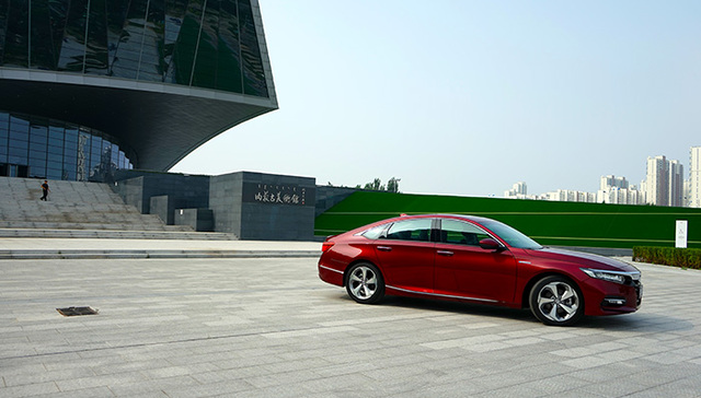 试驾|搭载本田最新版混动系统的十代雅阁混动版开起来怎样 我们第一时间体验了