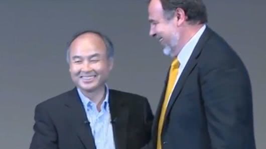 Brain Corp首席执行官尤金伊基克维奇(Eugene Izhikevich)和孙正义会面