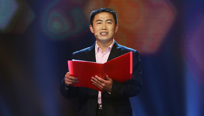 背着两蛇皮袋书闯上海，这位农民工把猪肉卖给了李嘉诚，还出了书