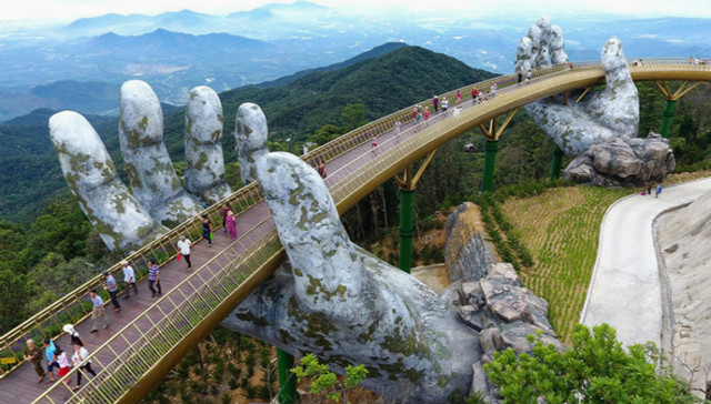 越南岘港 Golden Bridge 以巨型石手成为新景点，好像一座被上帝之手托举着的金桥