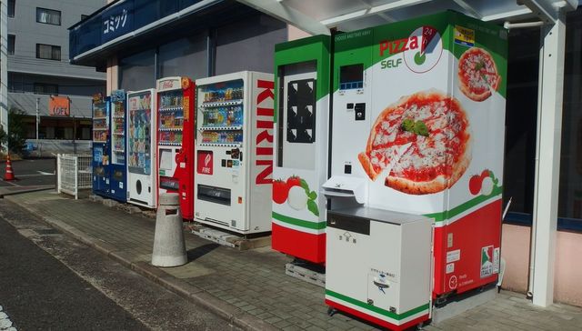 日本首台披萨自动贩卖机 放在了茑屋书店门外