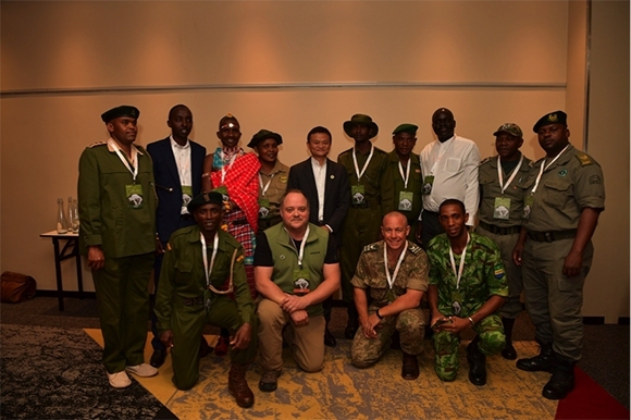 非洲野生动物巡护员获马云颁奖：马云让更多人和我们站在一起