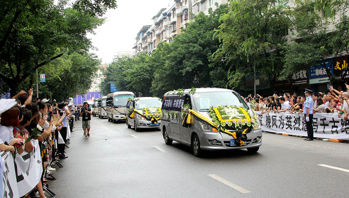 王涛,派出所工作,砍人,四川仁寿,派出所所长,派出所民警,仇人,扑出,犯罪嫌疑人,王所长