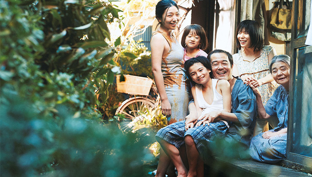 创造历史的《小偷家族》 捕捉了千疮百孔中的美丽瞬间