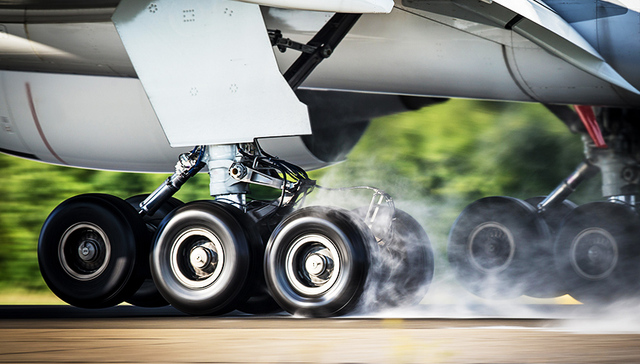 一架飞机在西雅图机场被盗起飞后坠毁 机上无乘客