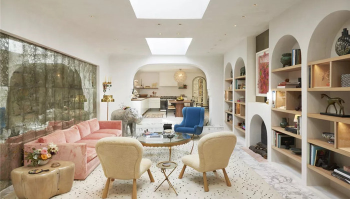 她以外科医生般的精确辅以独特的创意修复着这座建筑，致敬“辛德勒之魂”