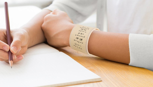 【是日美好事物】笔记本戴手上是啥新操作 小雏菊香水还是和小雏菊唇彩更配