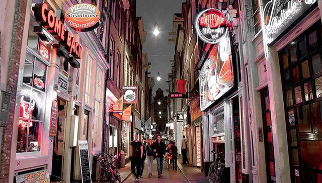 在阿姆斯特丹上男厕，我够不着