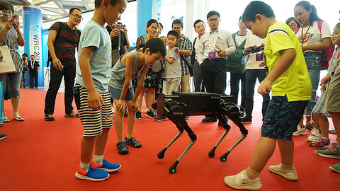【现场】竞技、做手术、变鱼、变蝙蝠，机器人正花式融入人类生活