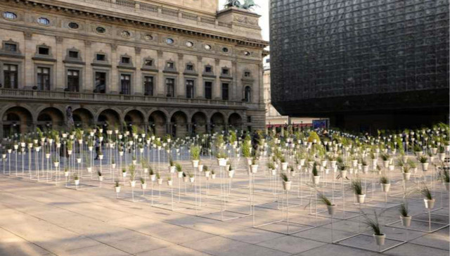 你能走出布拉格市中心广场上的绿植迷宫吗？