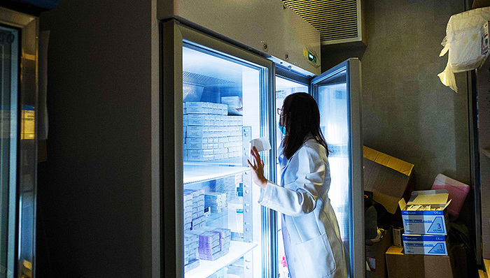 打疫苗,疫苗需求,疫苗注射,疫苗接种,带孩子,妈妈,财经,轮状病毒疫苗,外来儿童,走私