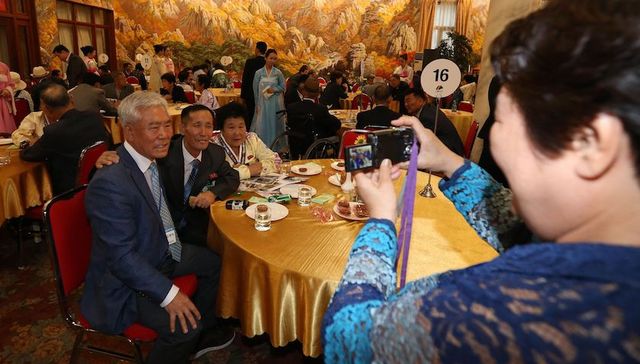 韩朝离散家属首轮会面结束 71岁老人边喊妈边哭