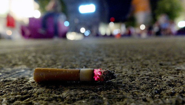 西安公布“扔烟头拍照”完整视频：烟头确系两人沿街拾取