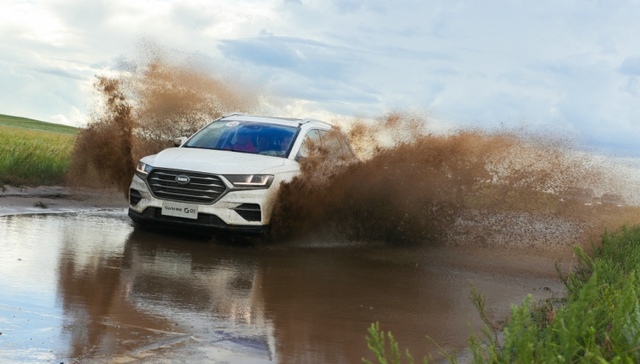 这台预售价10万的前驱SUV竟然成功把我们从蒙古的烂泥路里带了回来