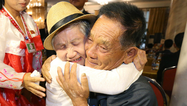 【聚焦】六十五年分隔两地的朝韩至亲终于有了短暂的相拥