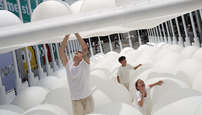 还记得小时候玩过的弹跳泡泡池吗？Snarkitecture把它放大并搬进了香港海港城