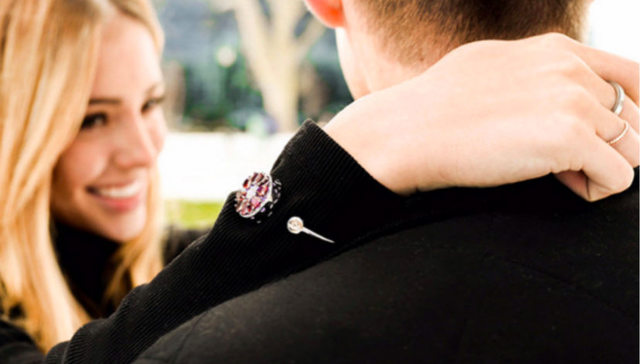 【发现好物】施华洛世奇办了场走心的展览，其中有款首饰竟然会说“我想你”