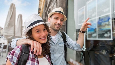 人工智能赋能下的定制旅游： 效率与资源的争夺战